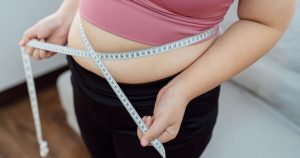 10 วิธีลดน้ำหนักอย่างปลอดภัยโดยไม่ต้องอดอาหาร | เคล็ดลับควบคุมน้ำหนัก + ตัวช่วยเผาผลาญอย่าง Fitarin